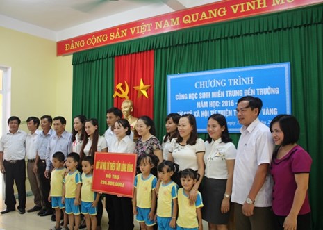 Quỹ TLV Lao động trao hơn 340 triệu đồng cho học sinh ven biển Hà Tĩnh