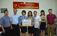 Công đoàn Xây dựng Việt Nam trao 200 triệu đồng ủng hộ bà con vùng lũ
