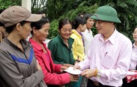 Ngân hàng Chính sách Xã hội trao quà tới bà con vùng lũ Quảng Nam, Quảng Ngãi
