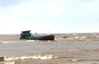 Cứu nạn 4 thuyền viên mắc kẹt, mất tích trong bão số 6