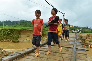 Viettel chi 25 tỉ đồng xây cầu dân sinh tại 6 huyện nghèo