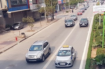 Hà Nội phố Tết rộng thênh thang, nhiều người vẫn cố lấn làn bus nhanh