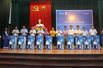 Tân Á Đại Thành tặng 50 máy lọc nước cho huyện Lý Nhân, tỉnh Hà Nam
