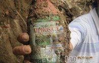 Vụ khai quật hố chôn thuốc trừ sâu: Phó phòng CSMT lại ngăn cản phóng viên