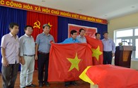 LĐLĐ tỉnh Bình Thuận tặng 1.000 cờ tổ quốc cho nghiệp đoàn nghề cá