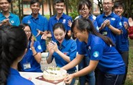 Hà Thu xúc động khi được sinh viên tình nguyện tổ chức sinh nhật bất ngờ