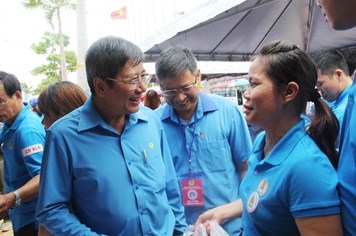 Phó chủ tịch Tổng LĐLĐVN Trần Thanh Hải thăm bữa ăn công nhân tại ngày hội “Trí tuệ Việt Nam“