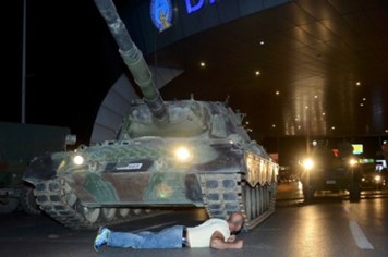 Xe tăng rầm rập trên phố trong cuộc đảo chính ở Thổ Nhĩ Kỳ