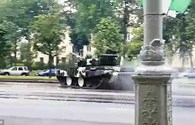 Phóng như bay trên đường trơn, xe tăng T-72 mất lái húc đổ cột đèn