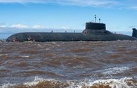 Cận cảnh tàu ngầm hạt nhân “khủng” nhất thế giới tiến vào biển Baltic