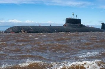 Cận cảnh tàu ngầm hạt nhân “khủng” nhất thế giới tiến vào biển Baltic