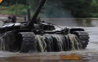Ngoạn mục cảnh xe tăng T-72B3 Nga lặn dưới nước vượt sông