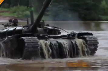 Ngoạn mục cảnh xe tăng T-72B3 Nga lặn dưới nước vượt sông