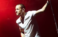 Ca sỹ chính của nhóm Linkin Park bất ngờ tự sát tại nhà riêng