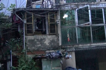 “Đột kích” những ngôi nhà cổ xập xệ, chia năm xẻ bảy ở Hà Nội