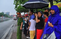Người Hà Nội đội mưa vẫy chào tổng thống Mỹ