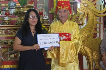 Ban quản lý đền Hùng Vương tại Nha Trang ủng hộ 10.000.000 đồng