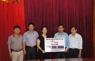 Trao 100 triệu đồng hỗ trợ CNVCLĐ tỉnh Nghệ An khắc phục thiệt hại do bão lũ