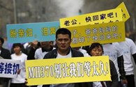 Thân nhân hành khách Trung Quốc biểu tình tại Đại sứ quán Malaysia