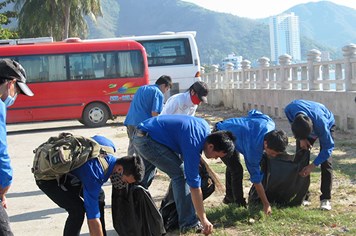 Hơn 600 sinh viên tham gia nhặt rác trên bờ biển Nha Trang