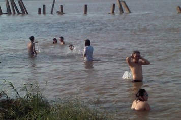 Trời nắng nóng, bãi tắm “tiên” sông Hồng lại tấp nập