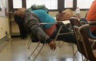 Những tư thế ngủ gật “kinh điển” của học sinh, sinh viên