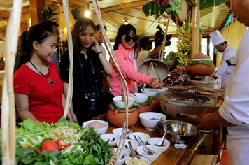 Khai hội Festival biển 2017: Về Ninh Hòa thưởng thức nem chua, bún cá