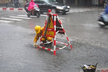 Cận cảnh công nhân dầm mình trong mưa bão để thoát nước cho Thủ đô