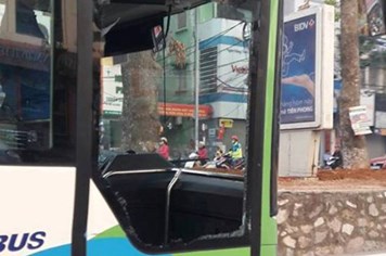 Xe buýt nhanh BRT bị vỡ tan cửa kính do va chạm với taxi