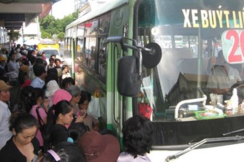 Học sinh “méc” Bí thư Đinh La Thăng về xe buýt không thích phục vụ học sinh