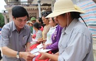 Chủ tịch Tổng LĐLĐVN Bùi Văn Cường trao quà cho người dân vùng lũ Hà Tĩnh