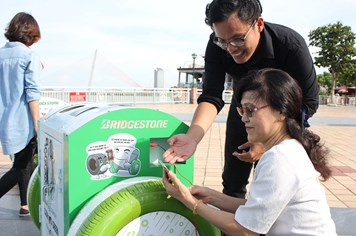 Thùng rác thông minh tích hợp sạc pin điện thoại đầu tiên tại Đà Nẵng