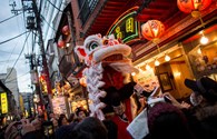 Lễ đón năm mới Đinh Dậu đầy màu sắc tại khu phố Tàu, Nhật Bản