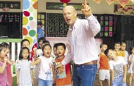Chàng rể Tây dạy tiếng Anh miễn phí cho trẻ em ở thôn Mỹ Lai