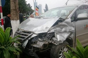 Ôtô con bất ngờ mất lái gây tai nạn trên đường Thanh Niên