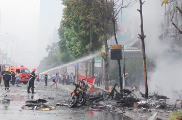 Chùm ảnh: Nỗ lực chữa cháy tại vụ hỏa hoạn kinh hoàng trên đường Trần Thái Tông