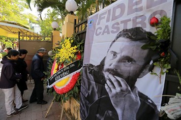Người dân bật khóc khi viếng Fidel Castro tại Hà Nội