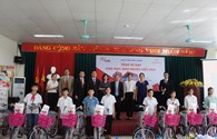 Prudential trao 60 chiếc xe đạp cho học sinh nghèo hiếu học