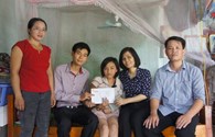 Trao 5 triệu đồng hỗ trợ từ bạn đọc cho em Ngô Phương Nhung