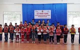 Quỹ Tấm Lòng vàng trao 500 cặp phao cứu sinh đến học sinh Cao Bằng