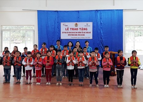 Quỹ Tấm Lòng vàng trao 500 cặp phao cứu sinh đến học sinh Cao Bằng