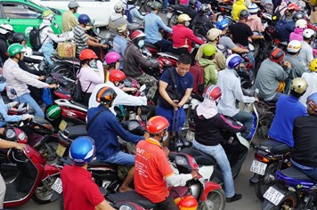 Kẹt xe trầm trọng, hành khách chạy bộ vào sân bay Tân Sơn Nhất