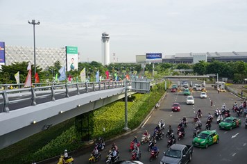 Kiến nghị mở thêm cổng “giải cứu” sân bay Tân Sơn Nhất