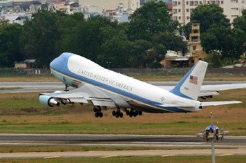Air Force One cất cánh, ông Obama tạm biệt Việt Nam