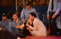 Chế Linh bị các fan vây kín trong liveshow ở Đồng Nai