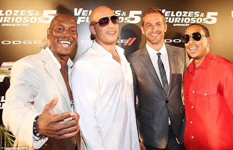 Paul Walker với Tyrese Gibson (trái), Vin Diesel (trung tâm bên trái), và Ludacris (bên phải) tại buổi ra mắt của Fast & Furious 5 tại Brazil, 2011.