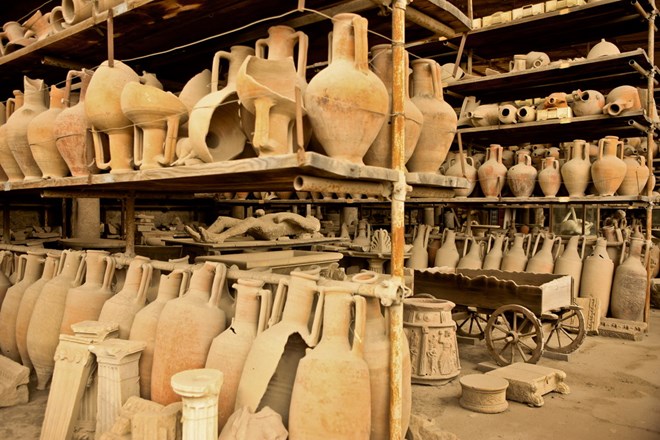 Trong nhiều ngôi nhà khác, các vật dụng liên quan tới nghề nghiệp của người chủ như làm gốm, thợ gặt… được lưu giữ đầy đủ.