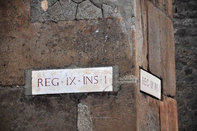 Những tấm biển tên phố bằng chữ cái Latin trông như thể mới được gắn ngày hôm qua.