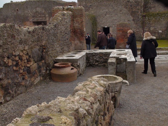 Ngày nay, 2/3 diện tích Pompeii đã được khai quật. Địa điểm này đã được UNESCO công nhận là di sản thế giới và là một trong những điểm thu hút đông khách du lịch nhất tại Italia, với gần 3 triệu lượt khách du lịch mỗi năm.