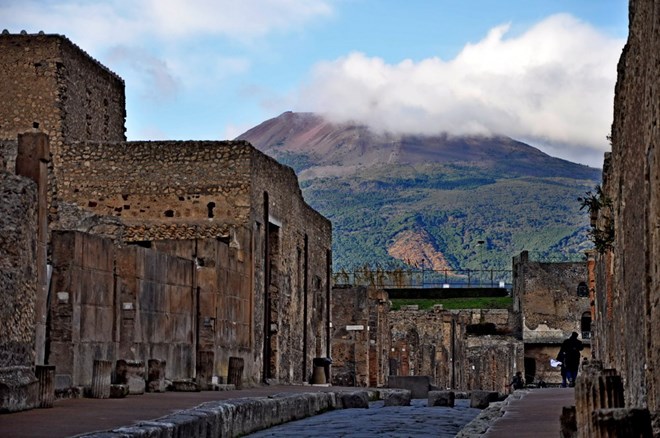 Sau nhiều thăng trầm lịch sử, đến thế kỷ 1 trước Công nguyên, thị trấn này nằm dưới sự kiểm soát của người La Mã. Ngày 24.8.79 trước Công nguyên, định mệnh nghiệt ngã đã ập xuống Pompeii: Ngọn núi lửa Vesuvius cách đó khoảng 5 dặm phun trào và nhấn chìm thị trấn trong đất đá, dung nham và tro bụi.